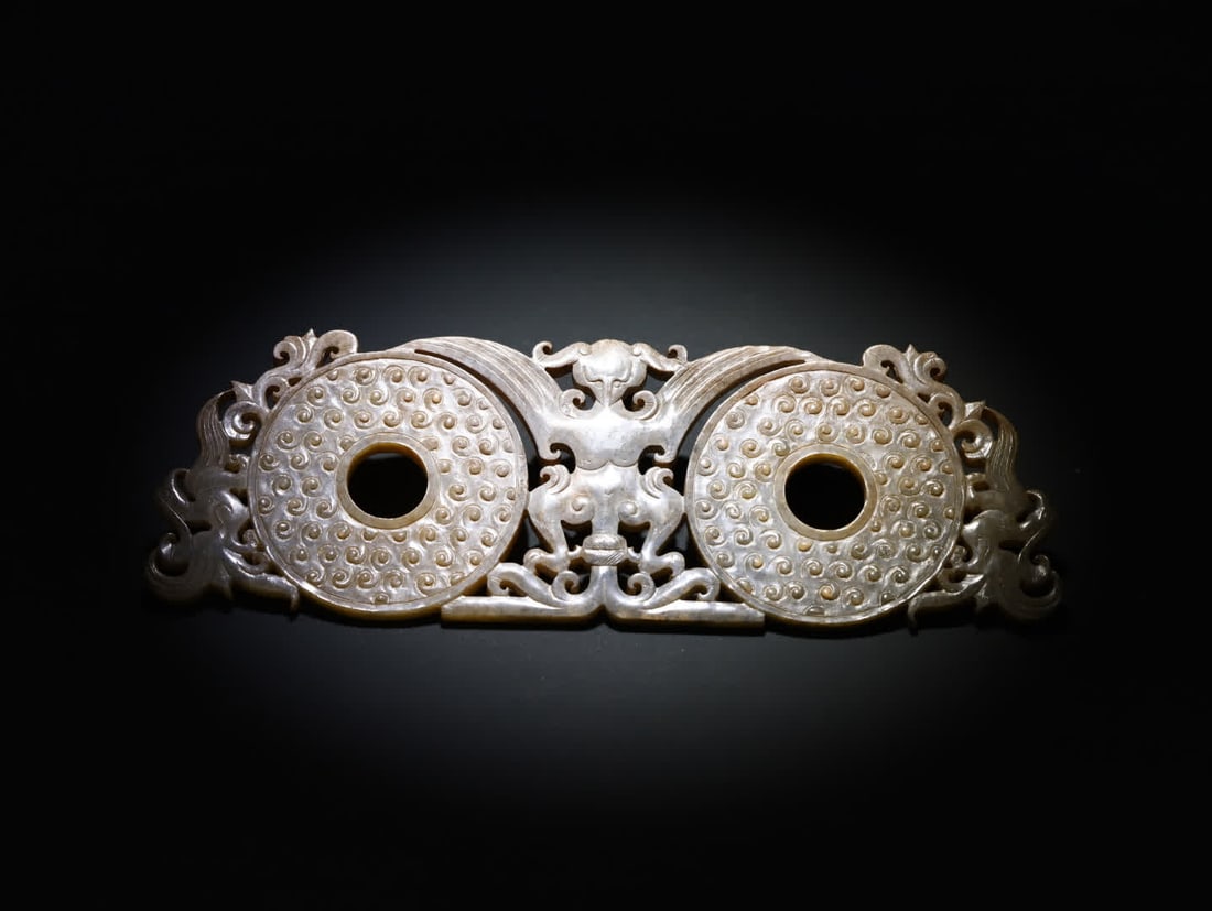 A Han Dynasty ancient jade ornament with double linked jade and divine bird motifs: Han Dynasty ancient jade double jade divine bird pattern ornament. The main body is ancient jade, dense and tough, with a distinct gray skin texture. The color is simple and deep, the patina is warm a