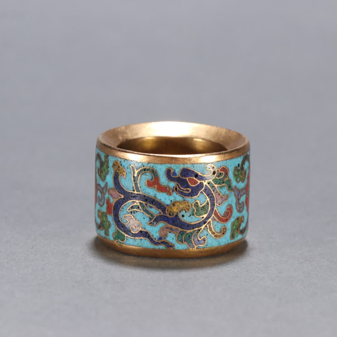 A Qing Dynasty copper gilt Cloisonne blue chi dragon pattern thumb ring: Qing Dynasty Gilt Bronze Cloisonne Chi Dragon Pattern Thumb Ring SIZE: Inner diameter 2.5cm W: 2.4cm W: 88.6g (The Dimensions Of All Batches Are Manually Measured.If You Need More Detailed Information