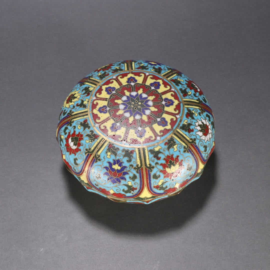 A Ming Dynasty copper-bodied cloisonne lid box with entwined lotus patterns: Ming Dynasty copper-inlaid cloisonne lotus pattern lid box SIZE: H:7.7cm W:12.5cm W:946.8g (The Dimensions Of All Batches Are Manually Measured.If You Need More Detailed Information, Please Contact Ou