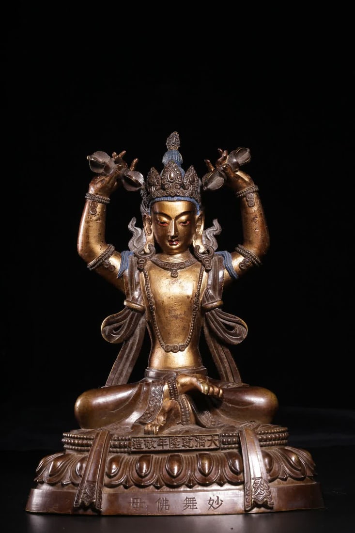 A bronze lacquered gold inscription "Respectfully made in the Qianlong era of the Great Qing: Bronze lacquer gold inscription "Respectfully made in the Qianlong era of the Great Qing Dynasty" marks the Exquisite Dancing Buddha Mother SIZE: H:16.5cm L:12.7cm W:9cm W:1337g (The Dimensions Of All