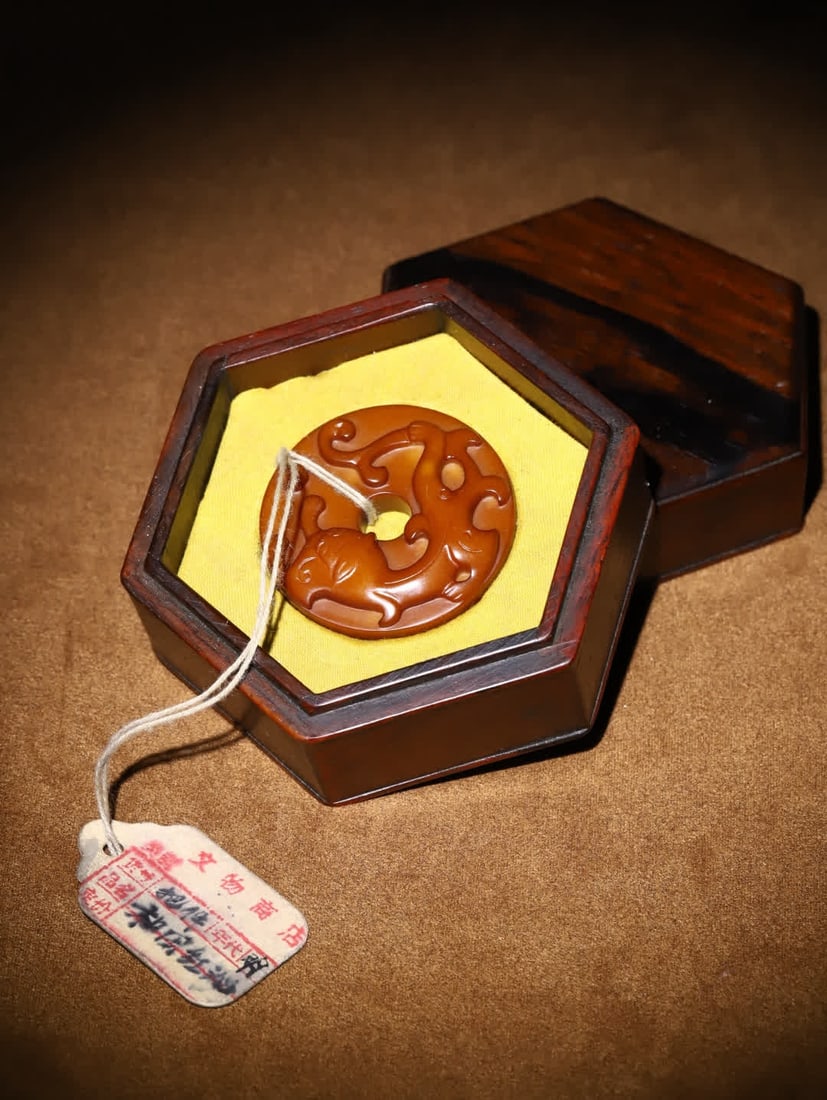 A Ming Dynasty Hetian jade bi with red incense dragon patterns: Ming Dynasty Hetian Red-Qin Chi Dragon Pattern Jade Bi Handle Weight: 50g Includes original old rosewood hexagonal box, with the shop's lacquer stamp and old label, labeled "Ming Dynasty ?? Hetian Red