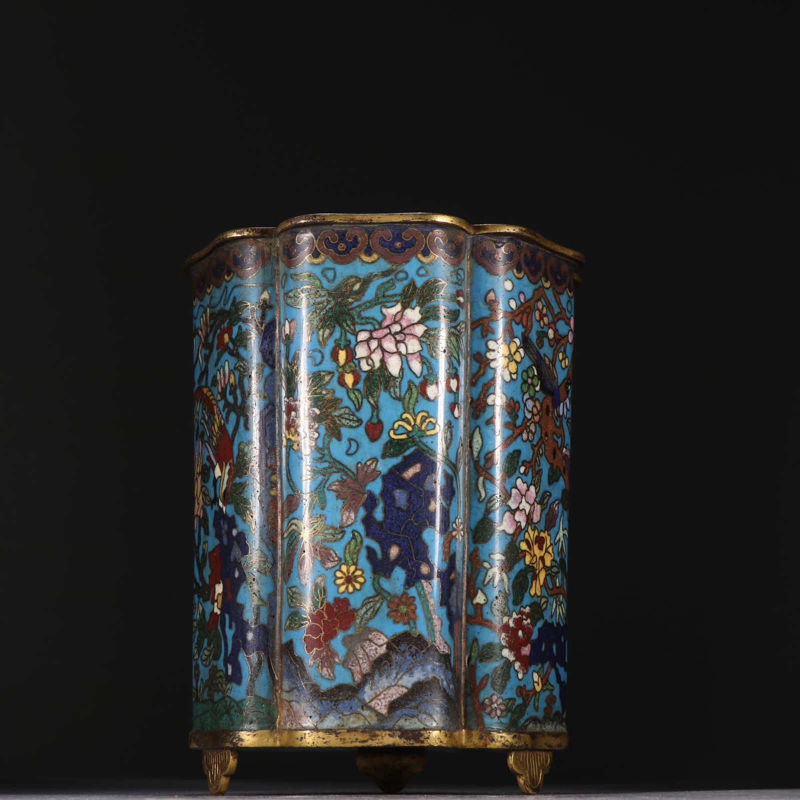 A Qing Dynasty copper gilt cloisonne with bird and flower patterns from the Qing Dynasty: Qing Dynasty Gilt Cloisonne Flower and Bird Pattern Sunflower-Mouth Vase SIZE: H:16.2cm W:12.2cm W:1200g (The Dimensions Of All Batches Are Manually Measured.If You Need More Detailed Information, Ple