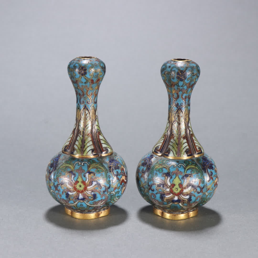A pair of Qing Dynasty copper gilt cloisonne garlic-head vases with lotus patterns entwined with: Qing Dynasty Pair of gilt copper cloisonne garlic vases with lotus branch patterns SIZE: H:9.4cm W:4.9cm Total W:235.7g (The Dimensions Of All Batches Are Manually Measured.If You Need More Detailed I