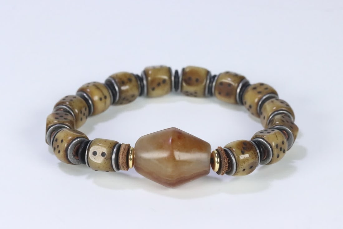 One Tibetan agate one-eye Dzi bead separated by pearls and spirit bone bracelet: Tibetan tradition: Agate one-eye Dzi bead separated by pearls and spirit bone bracelet SIZE: 1.02x1.11cm W:45.7g (The Dimensions Of All Batches Are Manually Measured.If You Need More Detailed Informat
