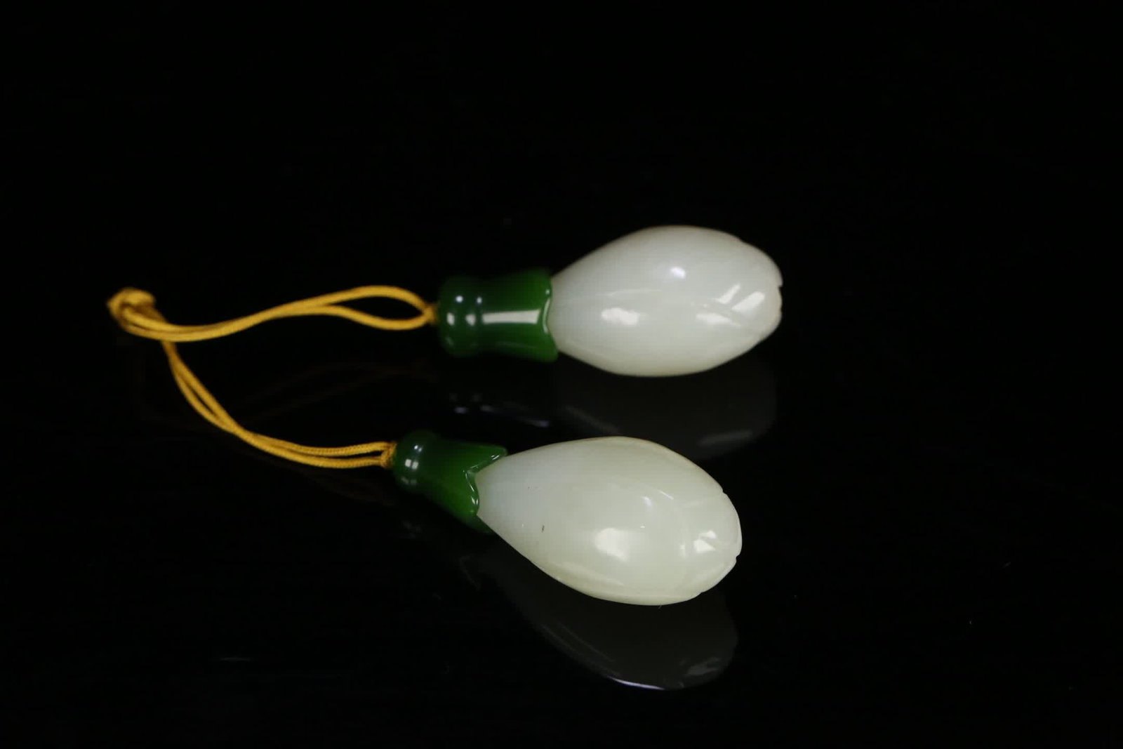 A pair of Hetian magnolia pendants: A pair of Hetian magnolia pendants SIZE: 3.4x1.7cm W:26g (The Dimensions Of All Batches Are Manually Measured.If You Need More Detailed Information, Please Contact Our Customer Service Before Bidding.