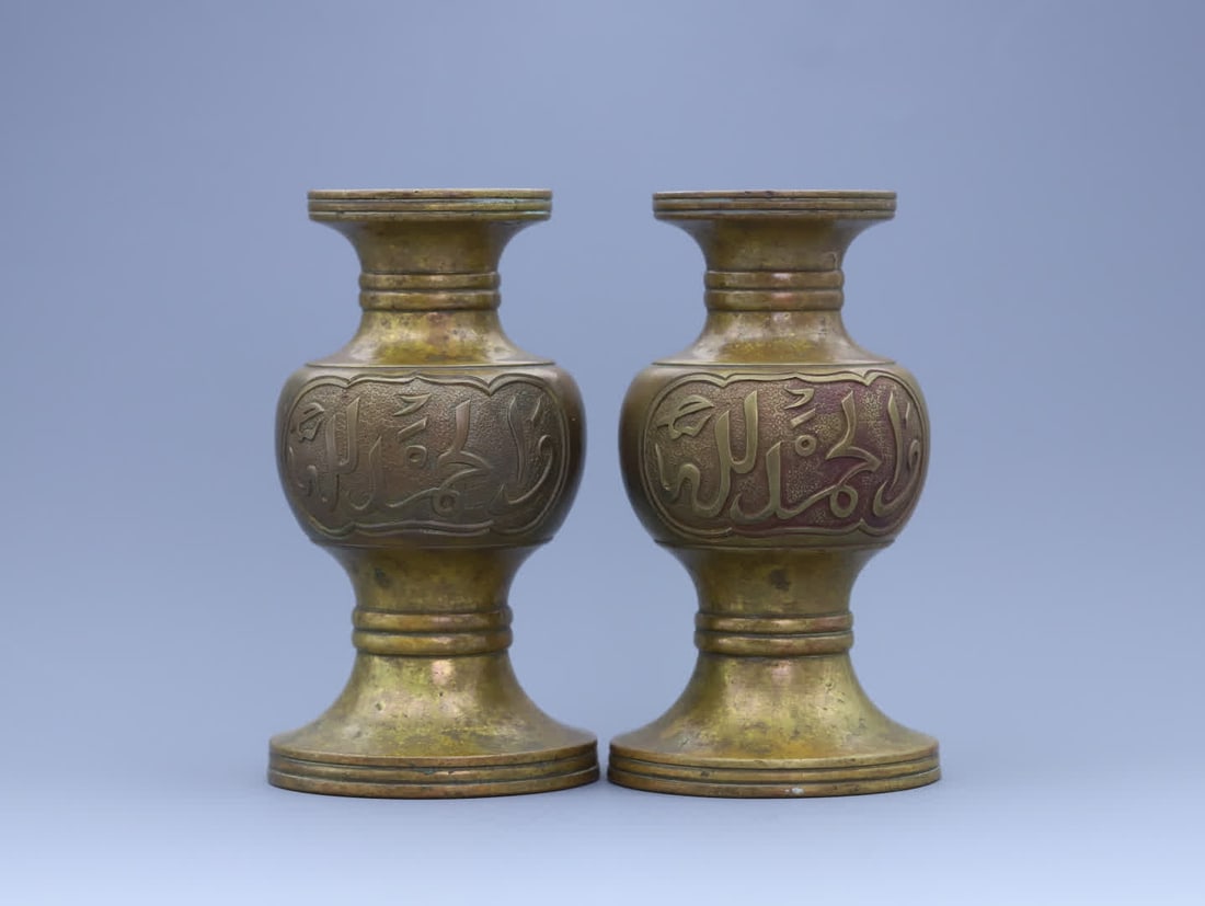 A standing Arhat from the Qing Dynasty, Dehua kiln with white glaze: Qing Dynasty Dehua Kiln White-Glazed Arhat Standing Statue The flower goblet is made of fine copper as its base, with a thick texture and a warm patina, presenting an ancient brass color. After a cent