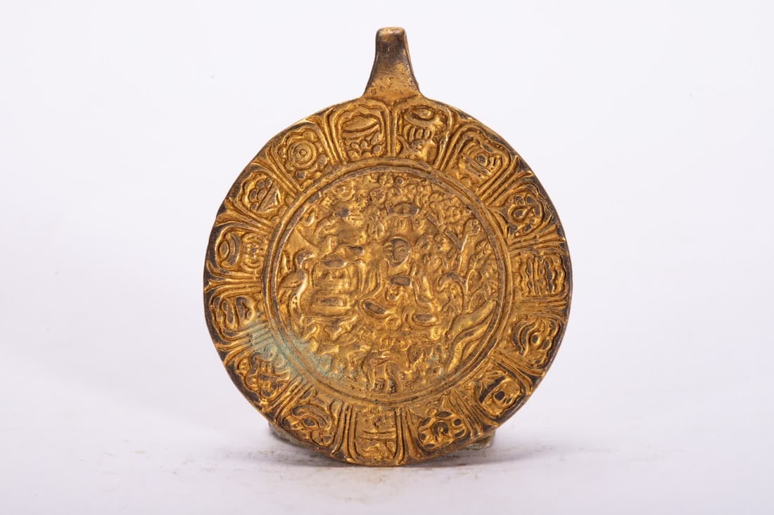 A Qing Dynasty bronze gilt plaque: Qing Dynasty bronze gilt plaque SIZE: L:5cm W:4cm W:20g (The Dimensions Of All Batches Are Manually Measured.If You Need More Detailed Information, Please Contact Our Customer Service Before Bidding.)