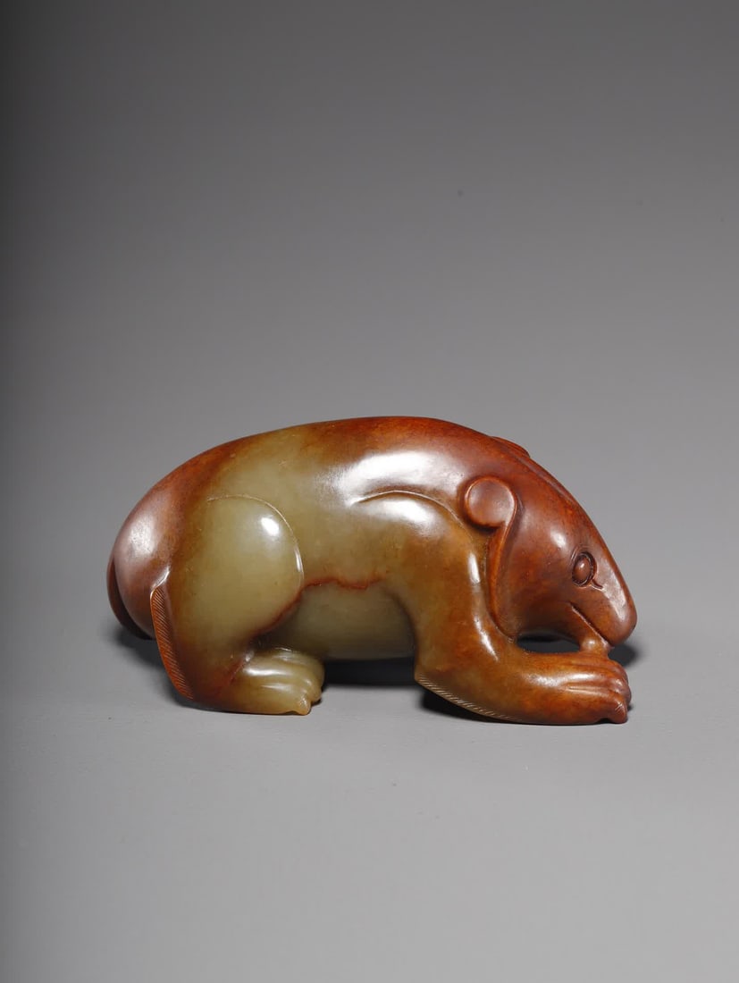 One Hetian jade bear: Hetian Yuxiong SIZE: 8.5x4.2x4.2cm W:208.6g (The Dimensions Of All Batches Are Manually Measured.If You Need More Detailed Information, Please Contact Our Customer Service Before Bidding.)