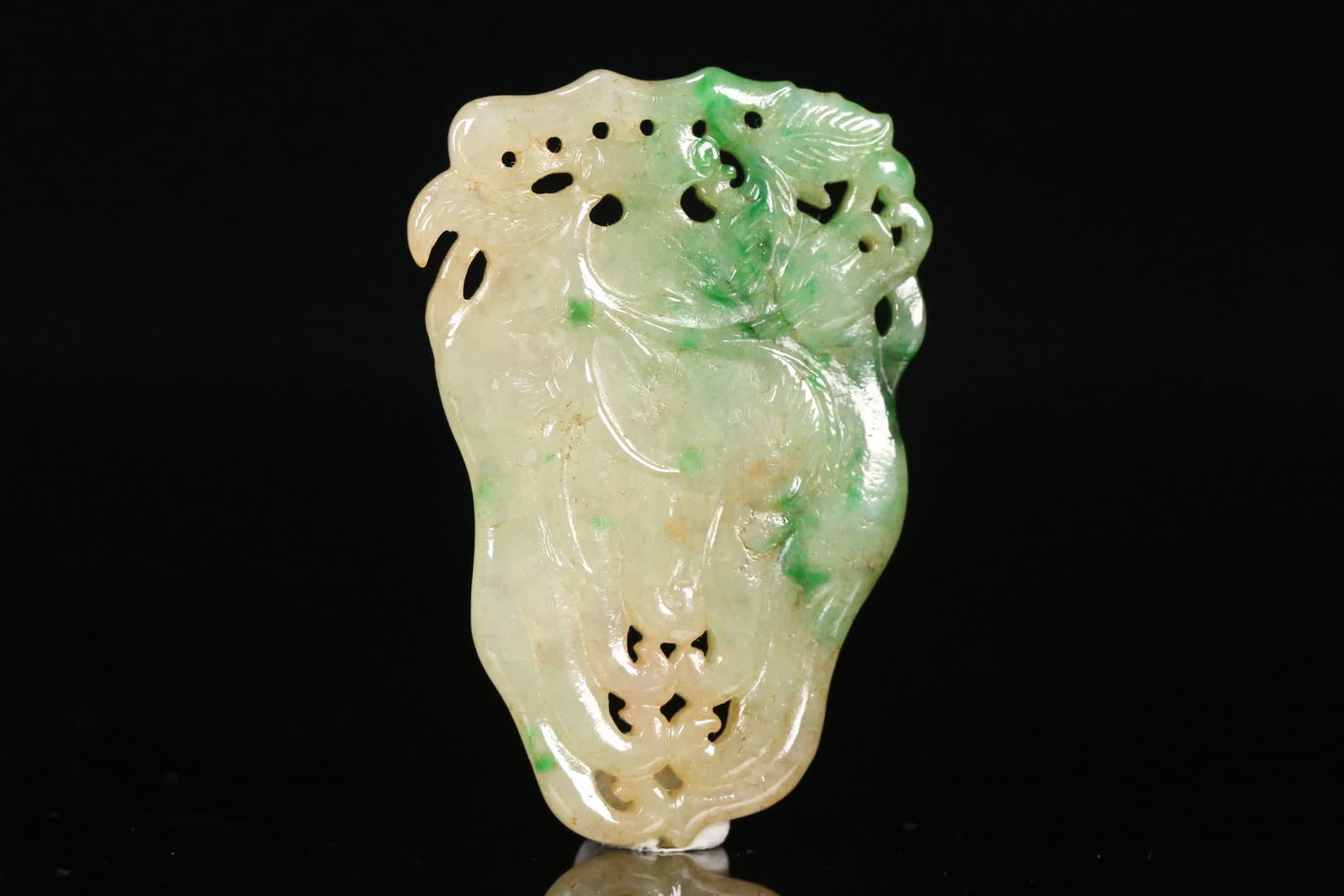 A Qing Dynasty old jadeite Buddha's hand amulet: Qing Dynasty Old Jadeite Buddha's Hand Plaque SIZE: 5.5x3.8x0.5cmW:18.9g (The Dimensions Of All Batches Are Manually Measured.If You Need More Detailed Information, Please Contact Our Customer Service