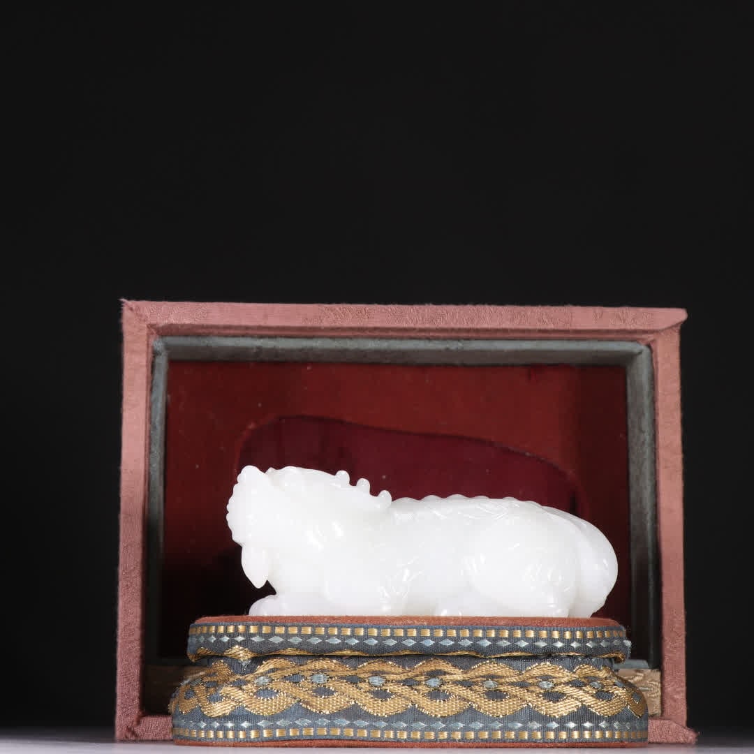 A Qing Dynasty Hetian jade qilin carving: Qing Dynasty Hetian jade qilin carving SIZE: H:4.2cm W:10.1cm W:255.5g (The Dimensions Of All Batches Are Manually Measured.If You Need More Detailed Information, Please Contact Our Customer Service B