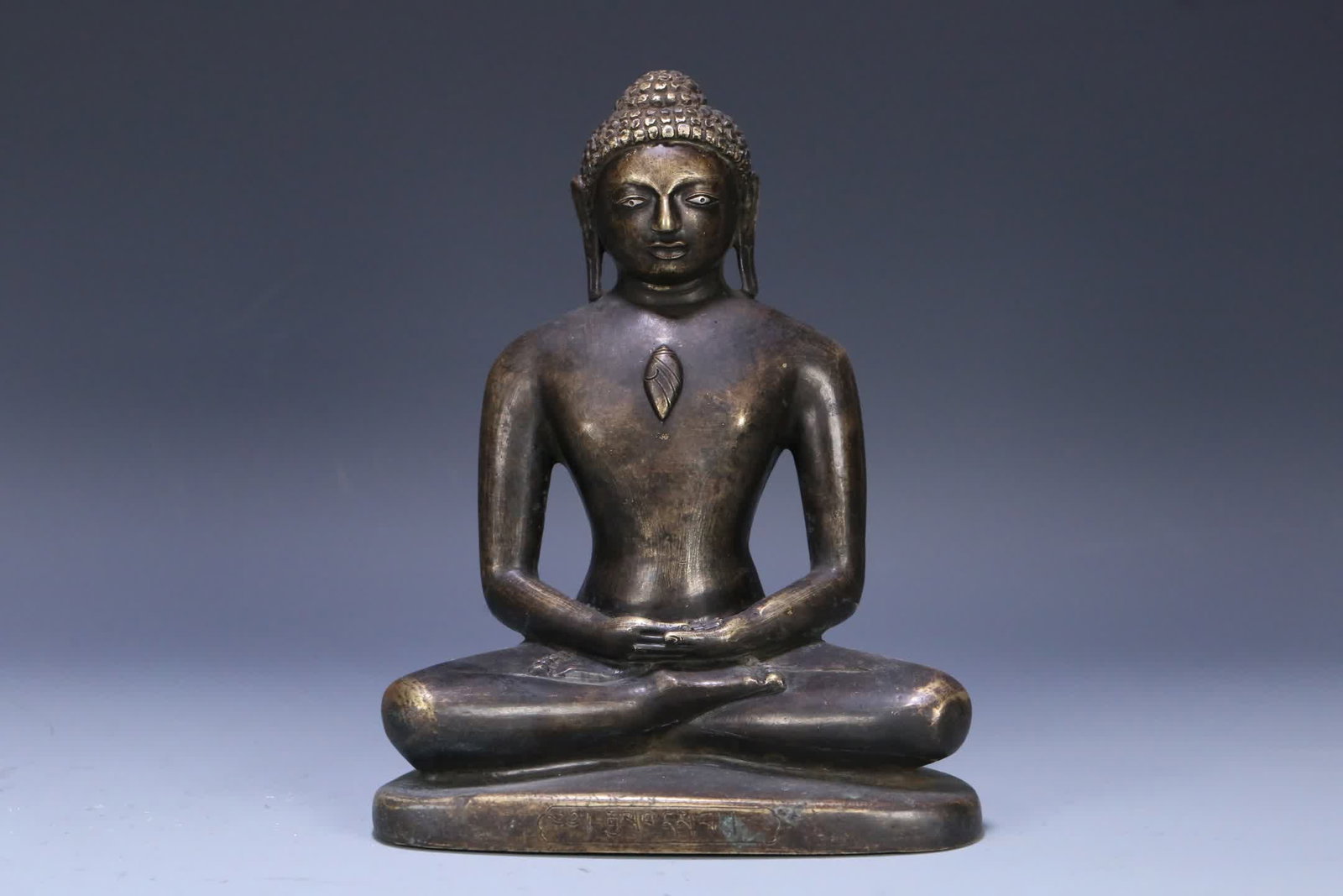 An early Tibetan bronze inlaid silver Shakyamuni statue: Early Tibetan tradition: Bronze alloy inlaid with silver Shakyamuni statues SIZE: H:21x17x11.5cm W:2595g (The Dimensions Of All Batches Are Manually Measured.If You Need More Detailed Information, Ple
