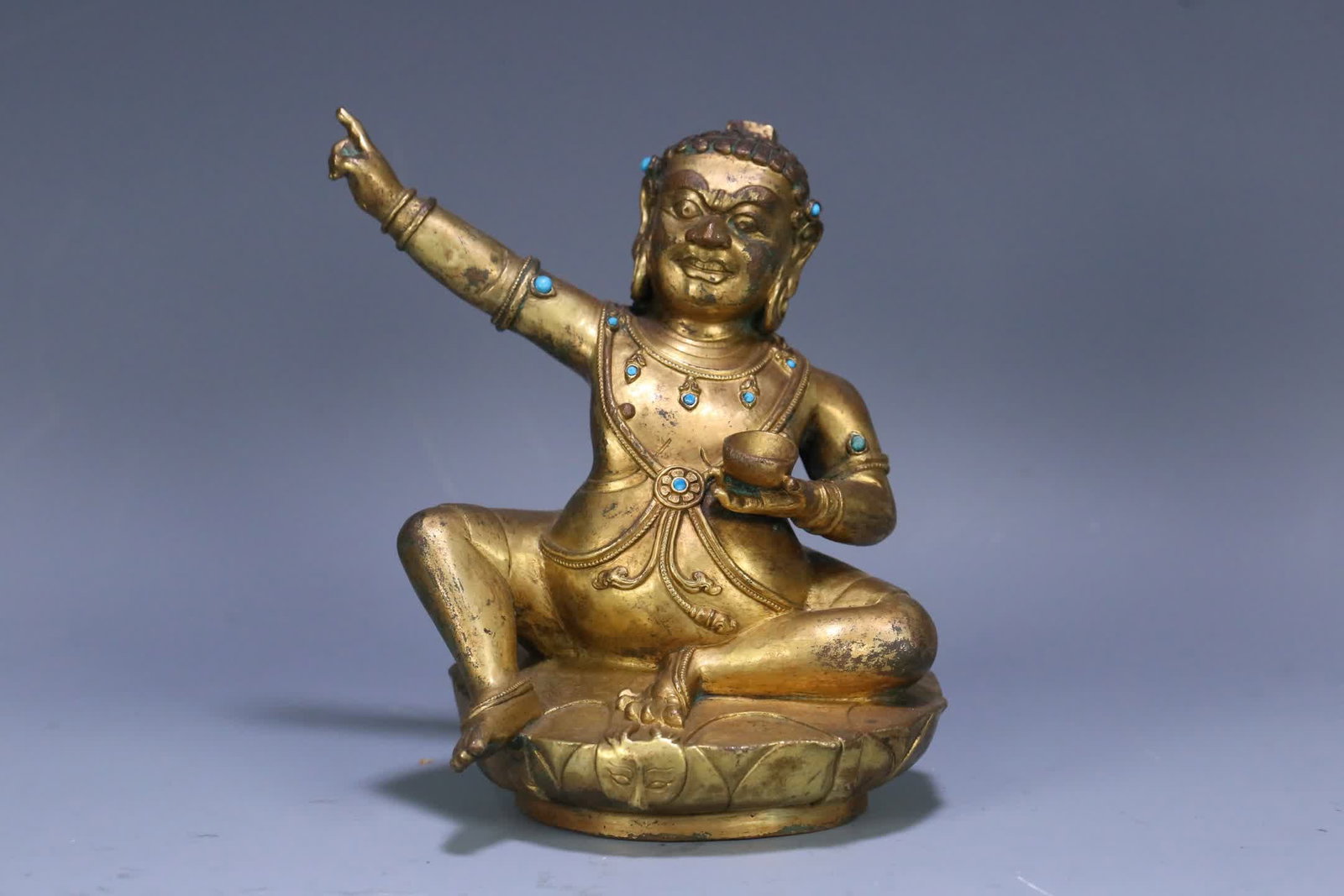 An 18th-century Tibetan gilt bronze statue of a great accomplishment: 18th century, Tibetan tradition: Bronze gilt statue of a great accomplishment SIZE: 15.3x13x10cm W:1309g (The Dimensions Of All Batches Are Manually Measured.If You Need More Detailed Information, Ple