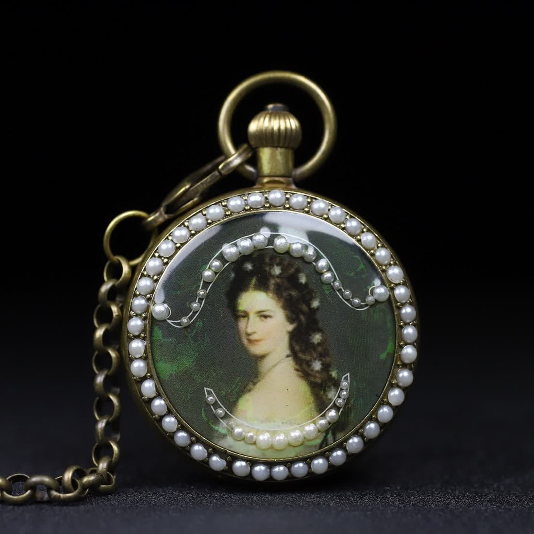 A European Western pictorial pocket watch: European Western film pocket watch SIZE: D:50mm (The Dimensions Of All Batches Are Manually Measured.If You Need More Detailed Information, Please Contact Our Customer Service Before Bidding.)