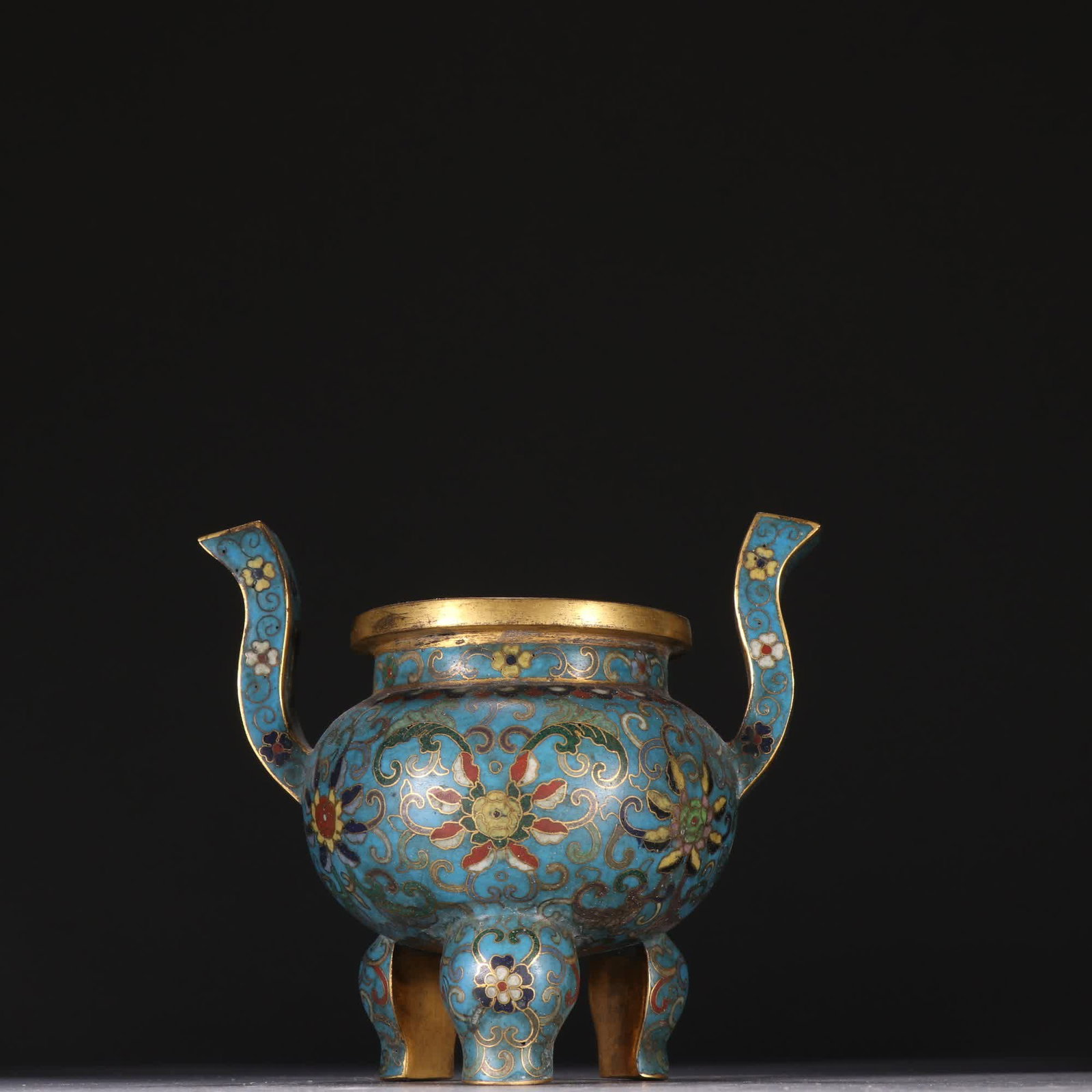 A Qing Dynasty bronze gilt cloisonne three-legged incense burner with lotus pattern and entwined: Qing Dynasty bronze gilt cloisonne three-legged incense burner with entwined lotus patterns SIZE: H:11.3cm W:13cm W:434.1g (The Dimensions Of All Batches Are Manually Measured.If You Need More Detaile