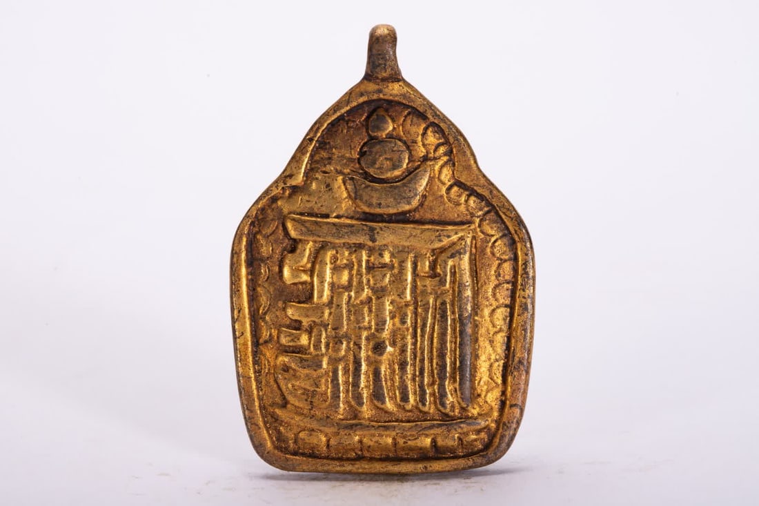 A Qing Dynasty bronze gilt plaque: Qing Dynasty bronze gilt plaque SIZE: L:5cm W:3.5cm W:30g (The Dimensions Of All Batches Are Manually Measured.If You Need More Detailed Information, Please Contact Our Customer Service Before Bidding