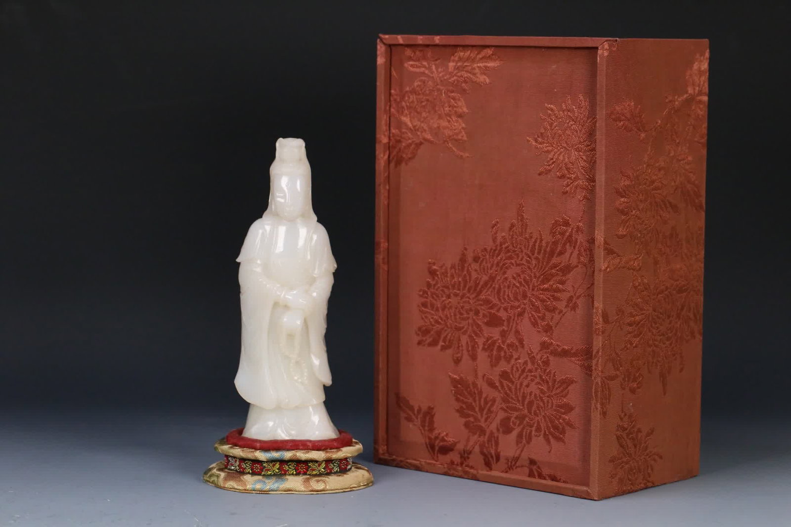 A Qing Dynasty Hetian jade statue of Guanyin standing in posture: Qing Dynasty Hetian jade standing Guanyin statue SIZE: 17.1x5.9x3.8cm W:445g (The Dimensions Of All Batches Are Manually Measured.If You Need More Detailed Information, Please Contact Our Customer Ser