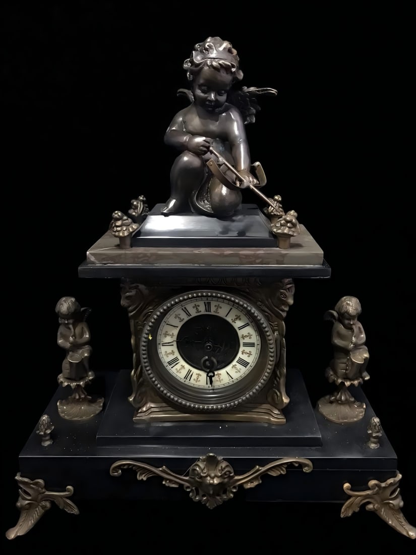 A late Qing dynasty European Rococo-style bronze carved angel mantel clock: Late Qing European Rococo-style bronze carved angel bell SIZE: L:36cm H:29cm (The Dimensions Of All Batches Are Manually Measured.If You Need More Detailed Information, Please Contact Our Customer Ser