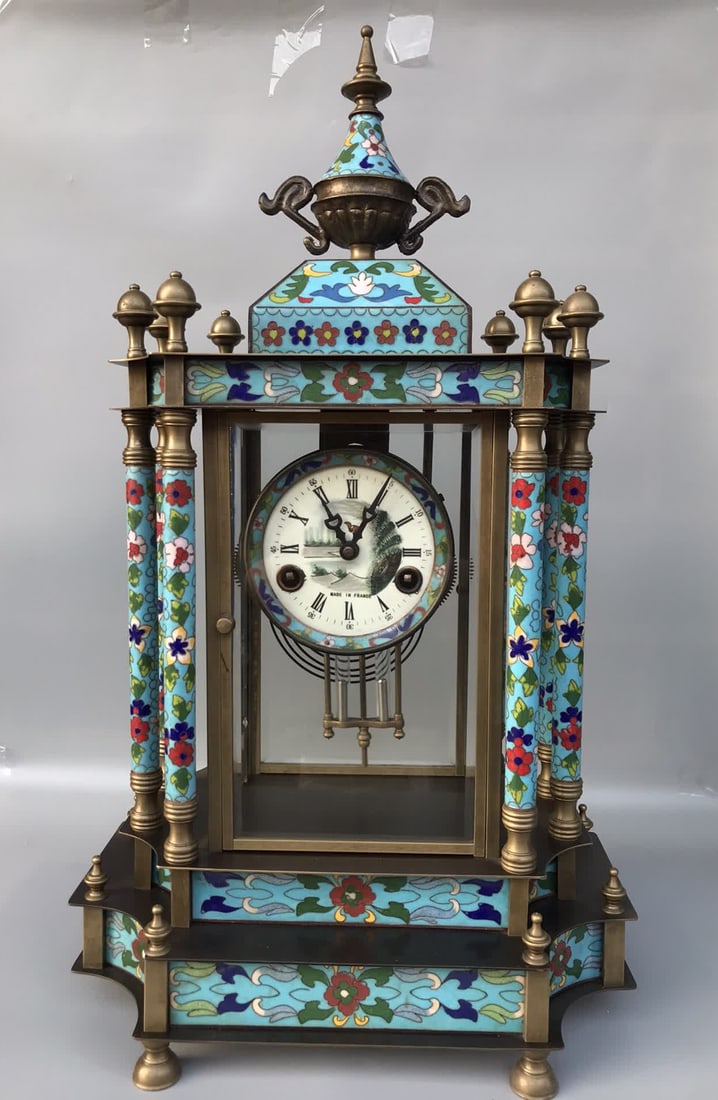 A late Qing dynasty pure copper mechanical classical European table clock: Late Qing dynasty pure copper mechanical classical European hand clock SIZE: 35x23x56cm (The Dimensions Of All Batches Are Manually Measured.If You Need More Detailed Information, Please Contact Our C