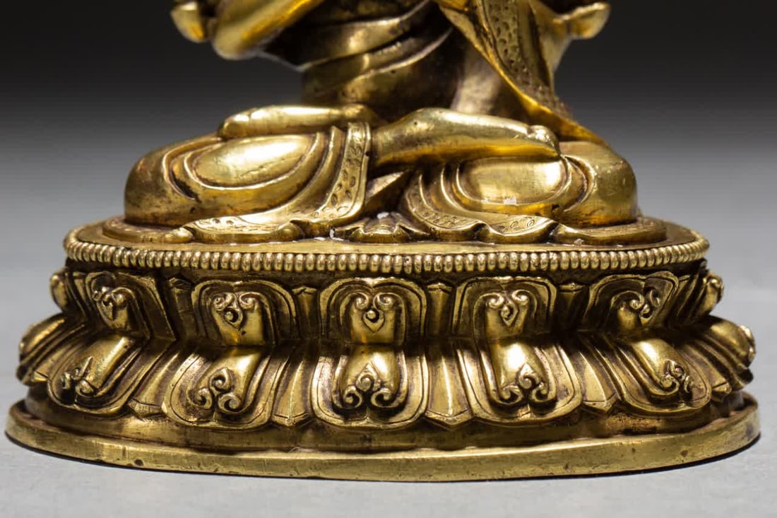 A Qing Dynasty gilt bronze Buddha statue - 3