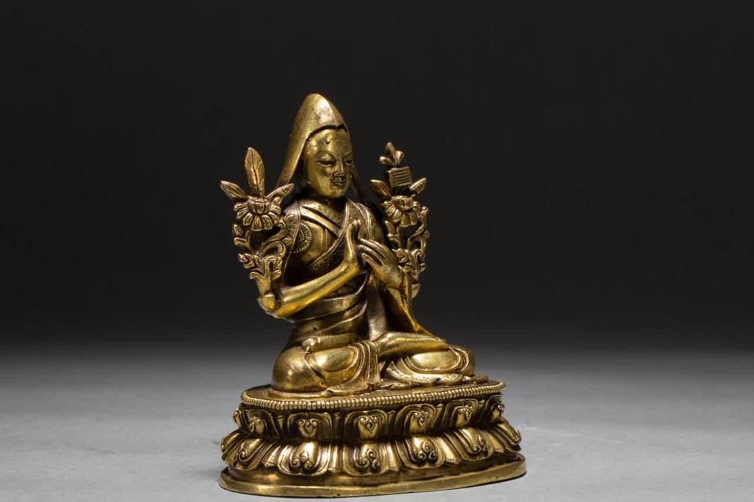 A Qing Dynasty gilt bronze Buddha statue - 4