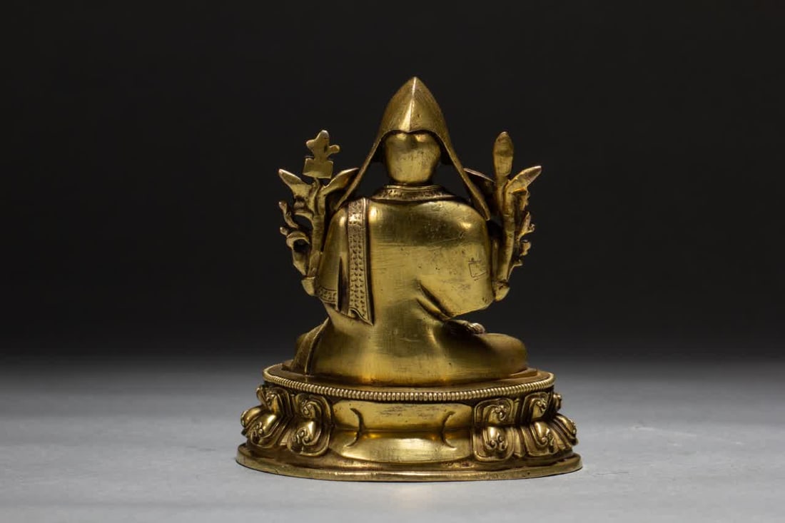 A Qing Dynasty gilt bronze Buddha statue - 8