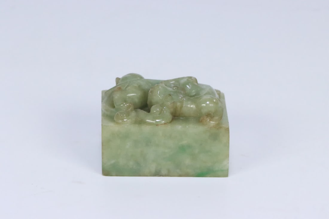 An old jadeite seal with a chi dragon auspicious pattern: Old jadeite chi dragon auspicious pattern seal SIZE: 2.75x3.15x4.08cm W:88.4g (The Dimensions Of All Batches Are Manually Measured.If You Need More Detailed Information, Please Contact Our Customer Se