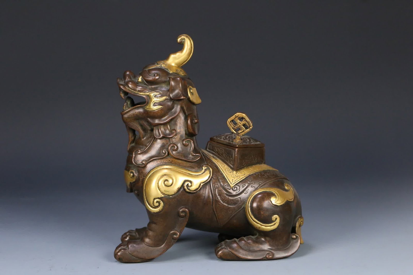 A Qing Dynasty gilt bronze evil-repelling incense burner: Qing Dynasty gilt bronze evil-repelling incense burner SIZE: 18x15.5x7.5cm W:1673g (The Dimensions Of All Batches Are Manually Measured.If You Need More Detailed Information, Please Contact Our Custom