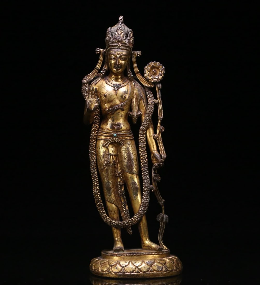A 13th-century Tibetan Buddhist gilt bronze standing Guanyin: 13th century Tibetan Buddhism, gilt bronze standing statue of Guanyin SIZE: H:30cm Bottom 12x7.5cm W:2285g (The Dimensions Of All Batches Are Manually Measured.If You Need More Detailed Information, P