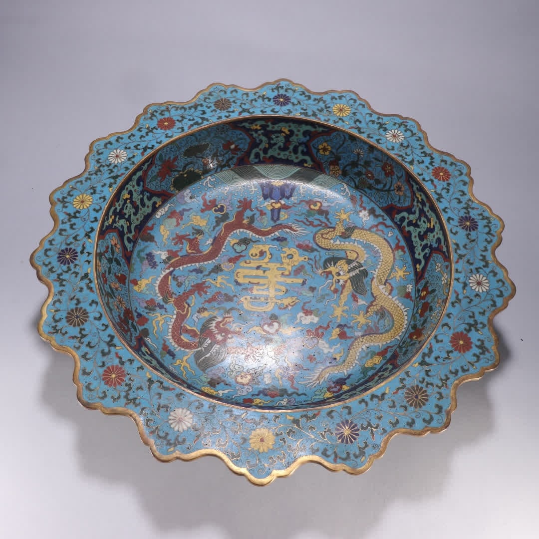 A Ming Dynasty gilt bronze cloisonne with double dragon motif and palm-rimmed pallet appreciation: Ming Dynasty gilt cloisonne double dragon pattern palm-mouth appreciation plate SIZE: H:6.4cm W:38.5cm W:2446.9g (The Dimensions Of All Batches Are Manually Measured.If You Need More Detailed Informat