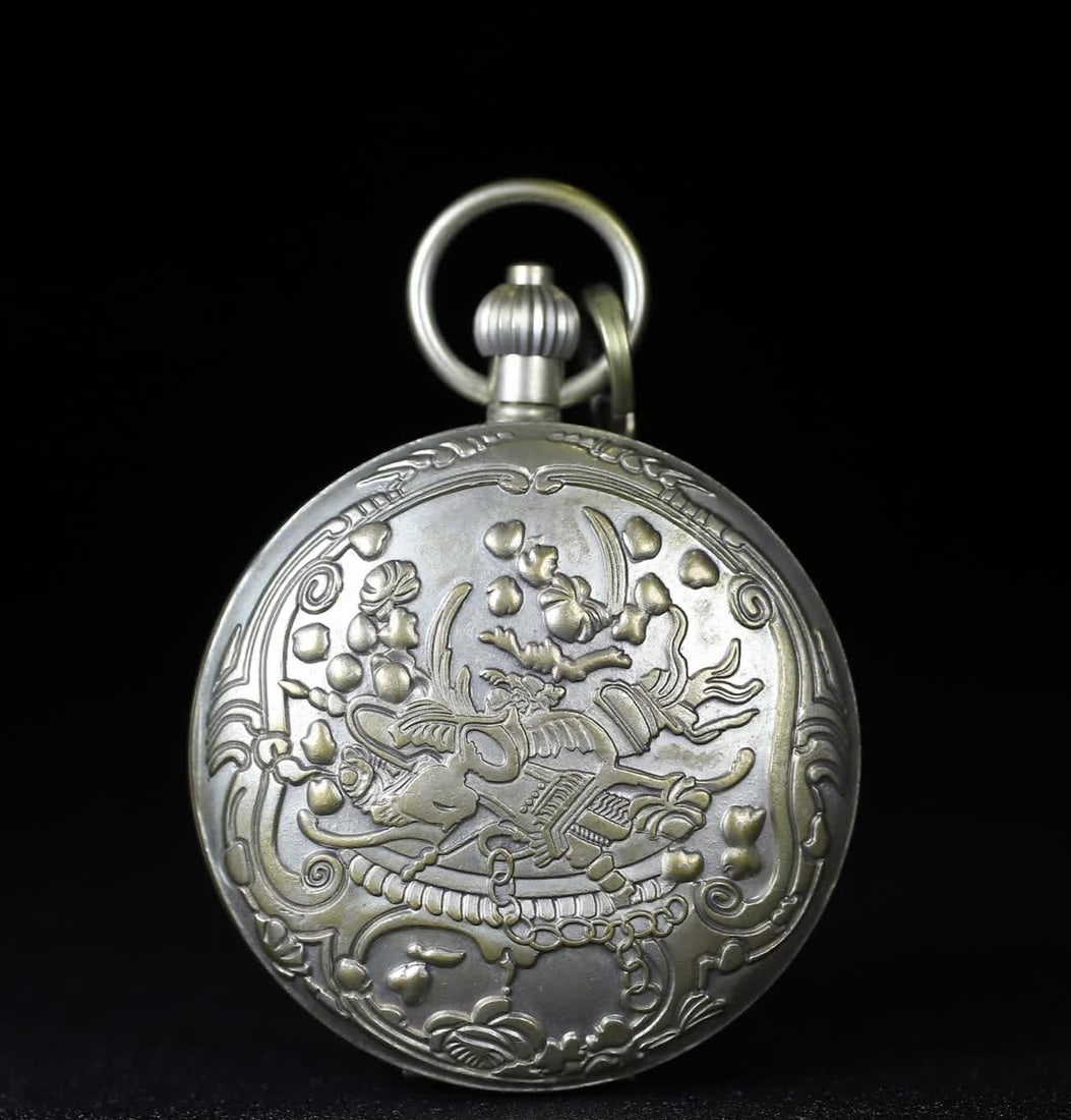 A late Qing dynasty silver pocket watch engraved with sun, moon, and stars: Late Qing dynasty silver-engraved pocket watch featuring sun, moon, and stars SIZE: D:5.5cm (The Dimensions Of All Batches Are Manually Measured.If You Need More Detailed Information, Please Contact