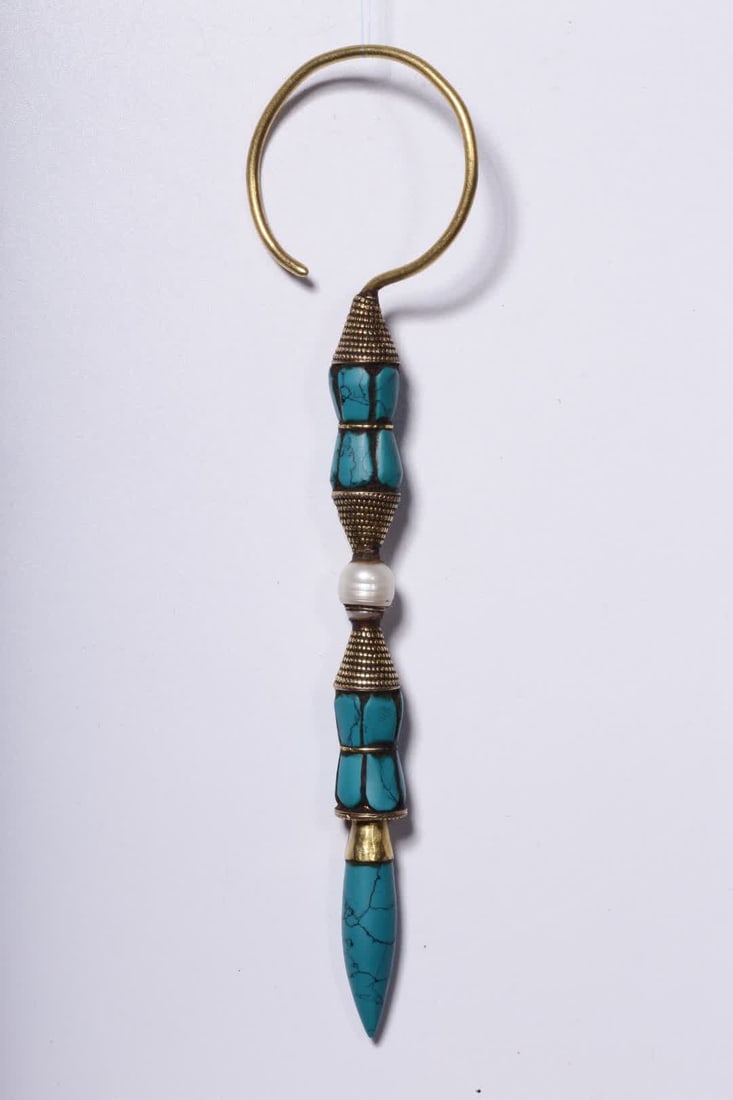 A Qing Dynasty Tibetan gilt bronze segmented inlaid with turquoise pearls, earrings for government: Qing Dynasty Tibetan gilt section-inlaid earrings of turquoise pearls for government officials and nobles of Kashag SIZE: L:14cm W:1cm W:14g (The Dimensions Of All Batches Are Manually Measured.If