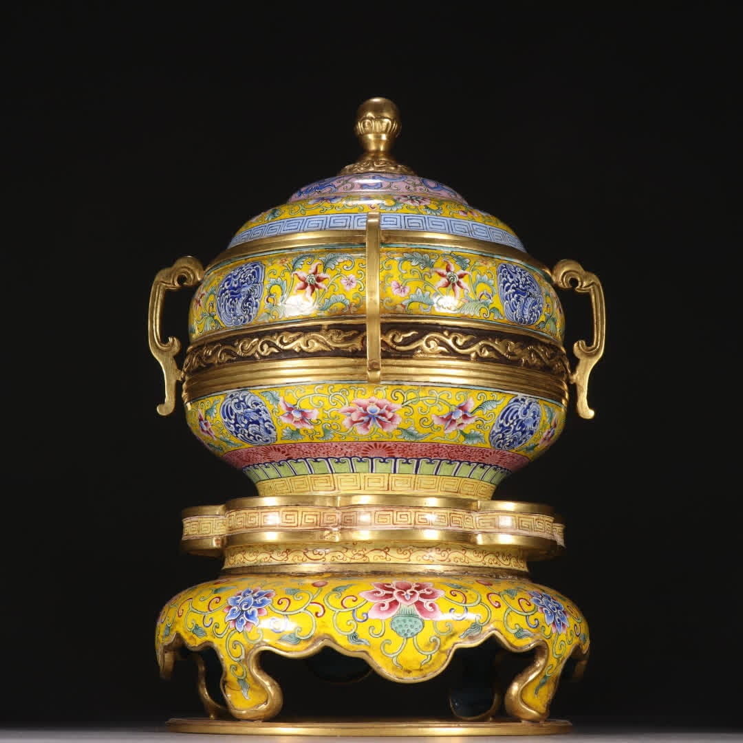 A Qing Dynasty copper gilt painted enamel entwined floral lid jar: Qing Dynasty bronze gilt painted enamel entwined floral lid jar SIZE: H:21cm W:22.2cm W:1144.6g (The Dimensions Of All Batches Are Manually Measured.If You Need More Detailed Information, Please Conta
