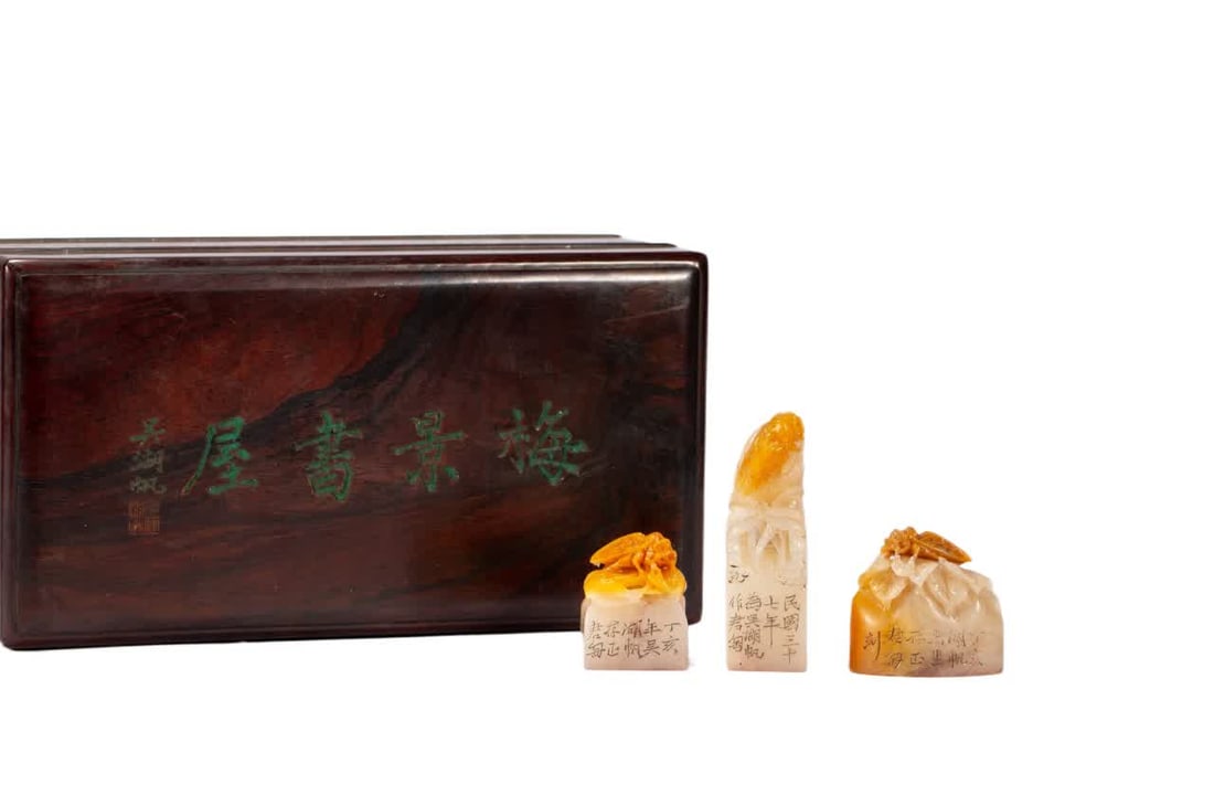 A Qing Dynasty Tianhuang seal: Qing Dynasty Tianhuang seal SIZE: L:2.5cm W:2.5cm H:7.5cm W:210g (The Dimensions Of All Batches Are Manually Measured.If You Need More Detailed Information, Please Contact Our Customer Service Before
