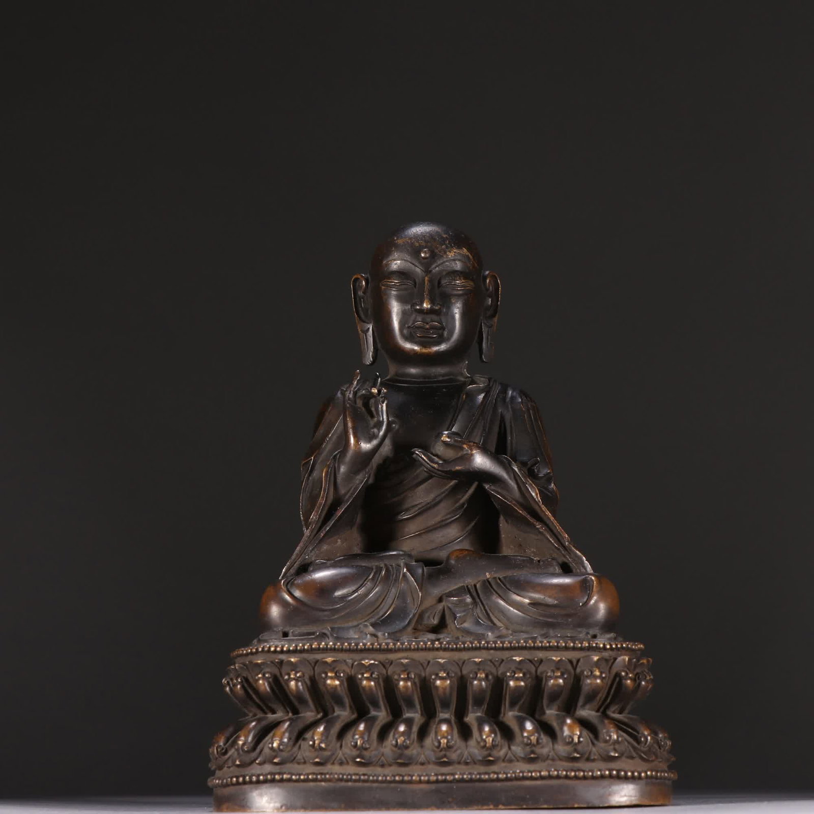 A bronze seated Arhat statue: A bronze seated Arhat statue replacing the previous model SIZE: H:16cm W:11.7cm W:1590.2g (The Dimensions Of All Batches Are Manually Measured.If You Need More Detailed Information, Please Contact Our