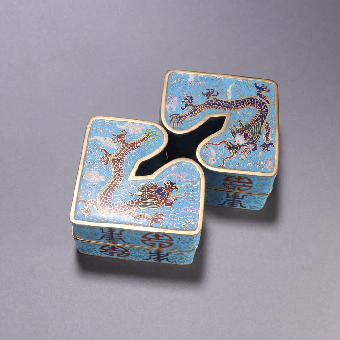 One copper-inlaid cloisonne dragon birthday fangsheng lid box: Bronze-bodied cloisonne dragon offering birthday square victory lid box SIZE: H:5.7cm W:19.7cm W:1260.2g (The Dimensions Of All Batches Are Manually Measured.If You Need More Detailed Information,