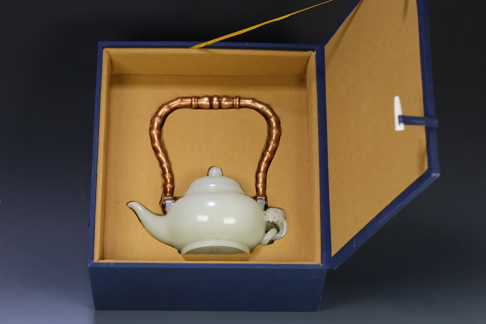 A Qing dynasty Qianlong period Hetian jade bronze gilded handle-handle teapot: Qing Dynasty Qianlong period Hetian jade gilt handlebar pot SIZE: 19.3x17.8x11cmW:523.3g (The Dimensions Of All Batches Are Manually Measured.If You Need More Detailed Information, Please Contact Our 