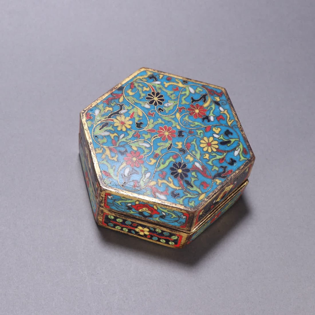 A Ming Dynasty copper gilt cloisonne floral entwined lid box: Ming Dynasty Gilt Copper Cloisonne Floral Pattern Lid Box SIZE: H:5cm W:11.2cm W:325.3g (The Dimensions Of All Batches Are Manually Measured.If You Need More Detailed Information, Please Contact Our C