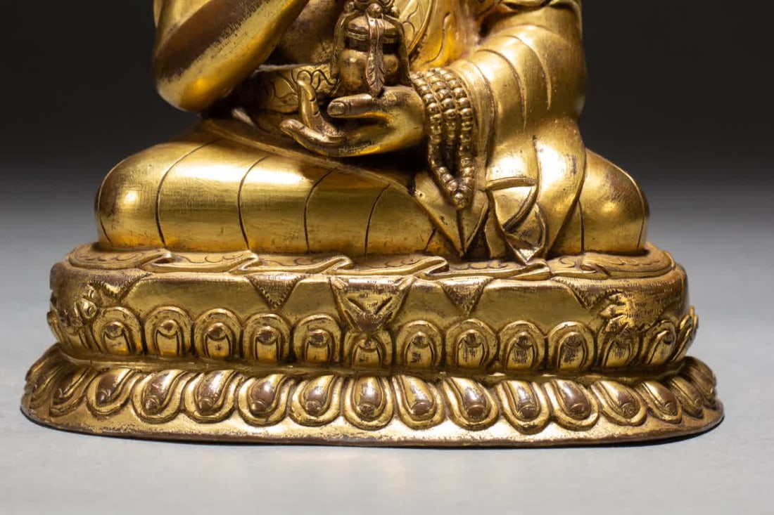 A Qing Dynasty gilt bronze Buddha statue - 4