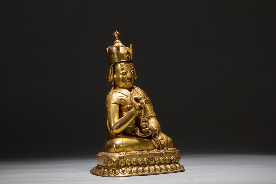 A Qing Dynasty gilt bronze Buddha statue - 6