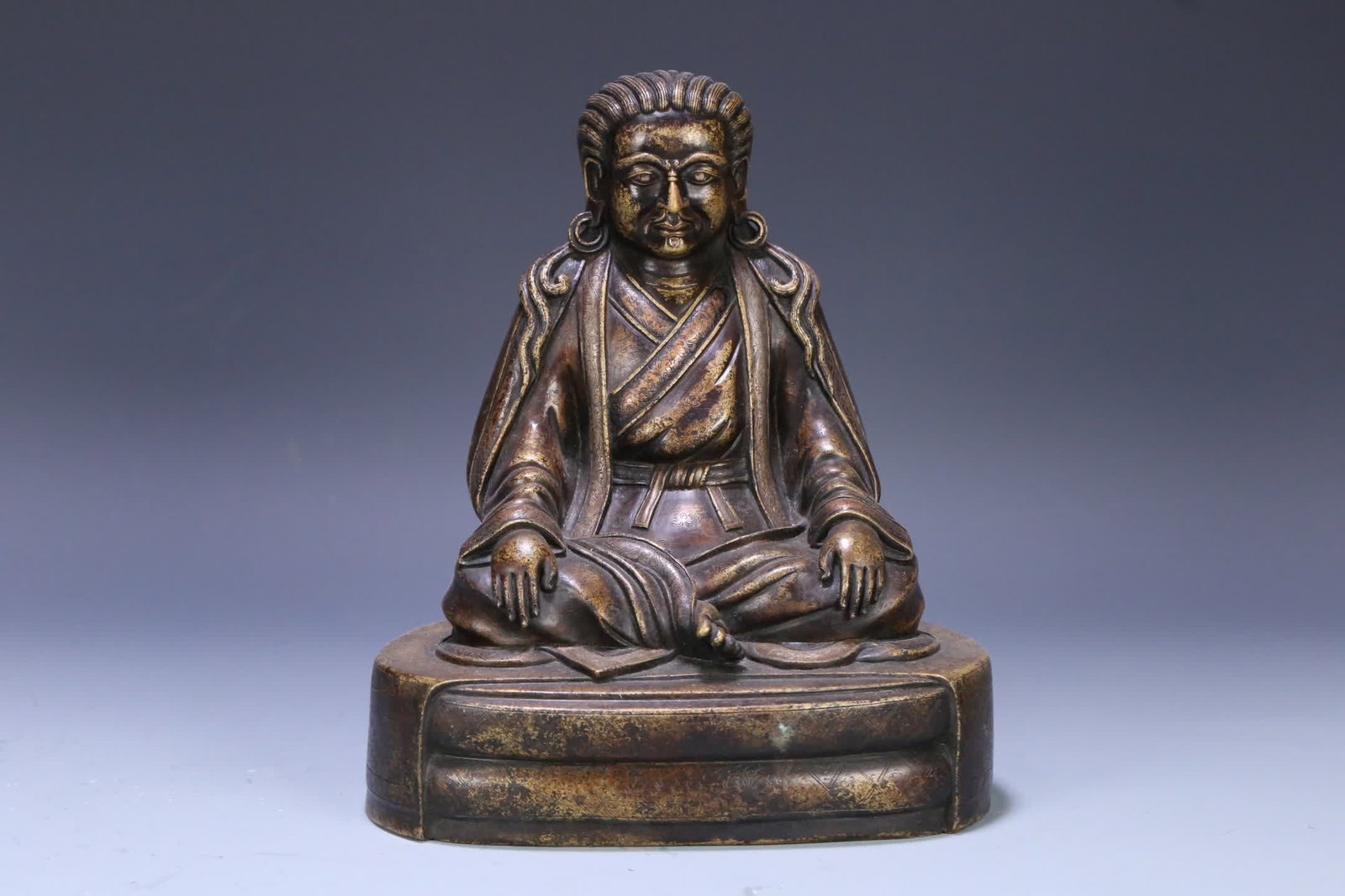 A 14th-century gilt bronze statue of a guru: 14th century: gilt-bronze statue of the master SIZE: H:22.5cm Bottom 19x13cm W:3120g (The Dimensions Of All Batches Are Manually Measured.If You Need More Detailed Information, Please Contact Our Cust