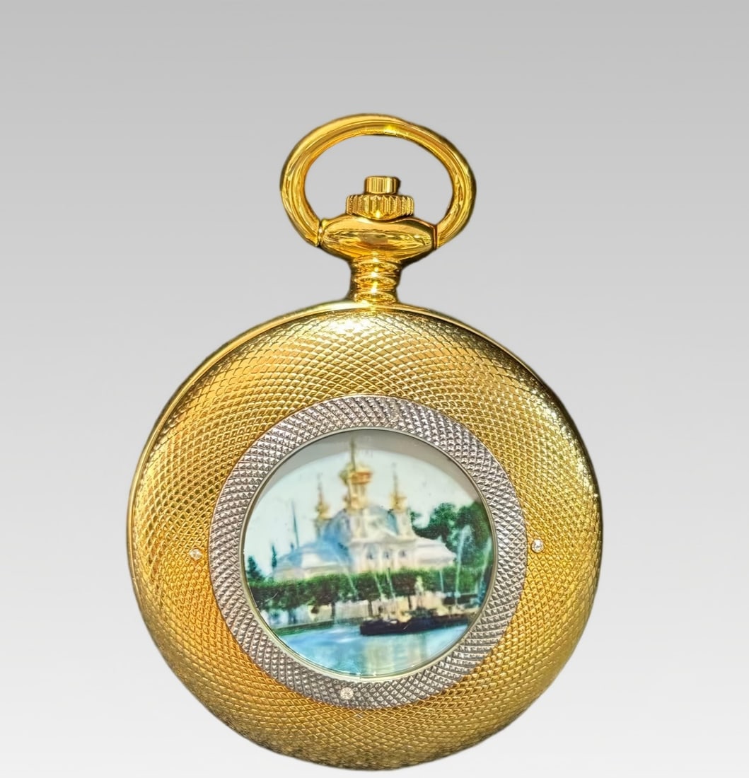 A gilded pocket watch themed on European architectural landscapes: A gilded pocket watch themed on European architectural landscapes SIZE: D: Approximately 50mm (The Dimensions Of All Batches Are Manually Measured.If You Need More Detailed Information, Please Contact