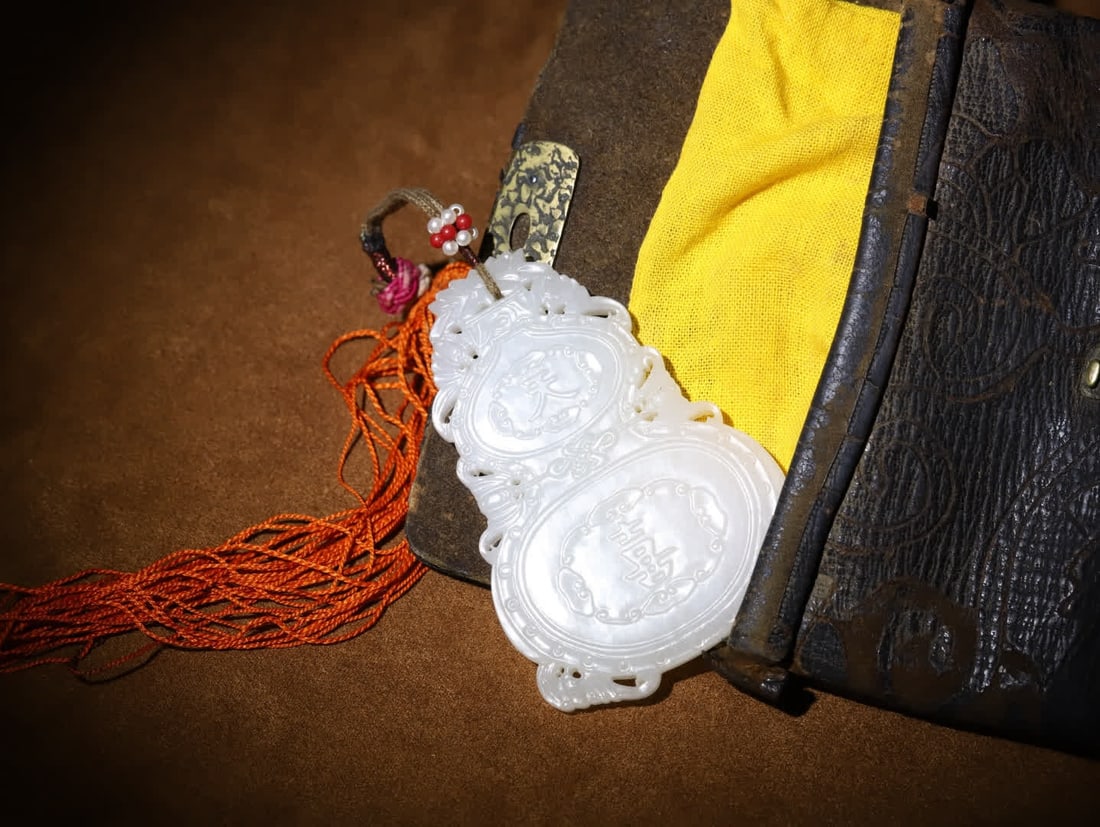 A Qing Dynasty Hetian white jade gourd pendant inscribed with "Heavenly Joy Great Fortune.": Qing Dynasty Hetian White Jade "Tianxi Daji" Gourd Pendant: Japan's Return ?? Qing Dynasty Hetian White Jade "Tianxi Daji" Gourd Pendant, original Qing Dynasty leather box, yellow silk pouch, and old 