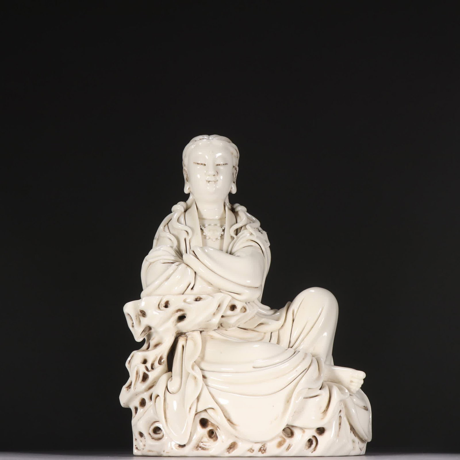 A Qing Dynasty Dehua kiln white porcelain statue of the Free Guanyin: Qing Dynasty Dehua Kiln White Porcelain Statue of the Free Guanyin SIZE: H:20cm W:13.5cm (The Dimensions Of All Batches Are Manually Measured.If You Need More Detailed Information, Please Contact Our 