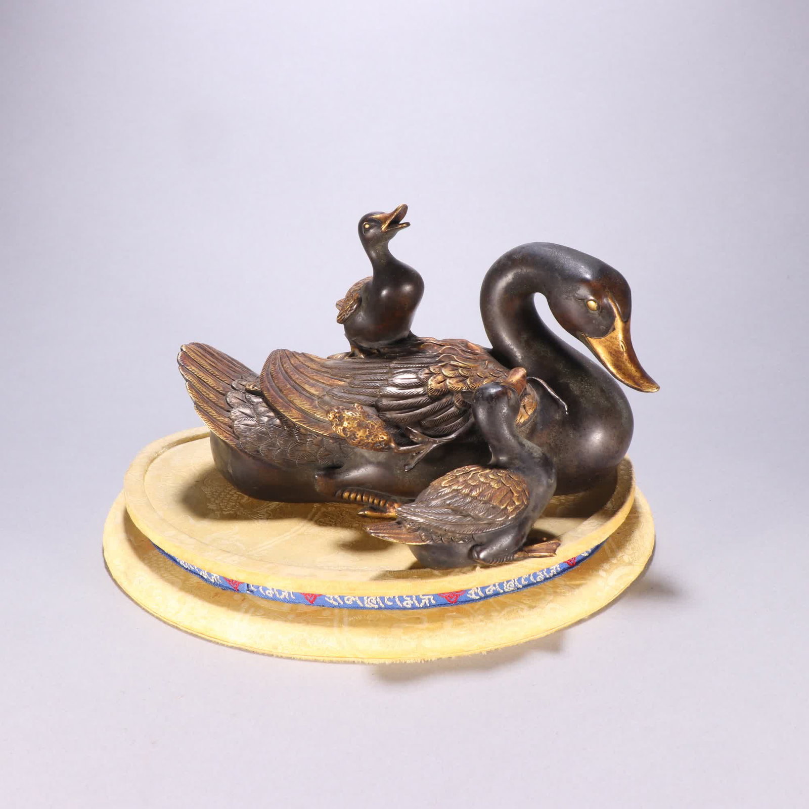 A Qing Dynasty gilt bronze mother-and-mouse goose ornament: Qing Dynasty gilt bronze mother and child goose ornaments SIZE: H:12cm W:18.9cm W:1820g (The Dimensions Of All Batches Are Manually Measured.If You Need More Detailed Information, Please Contact Our C