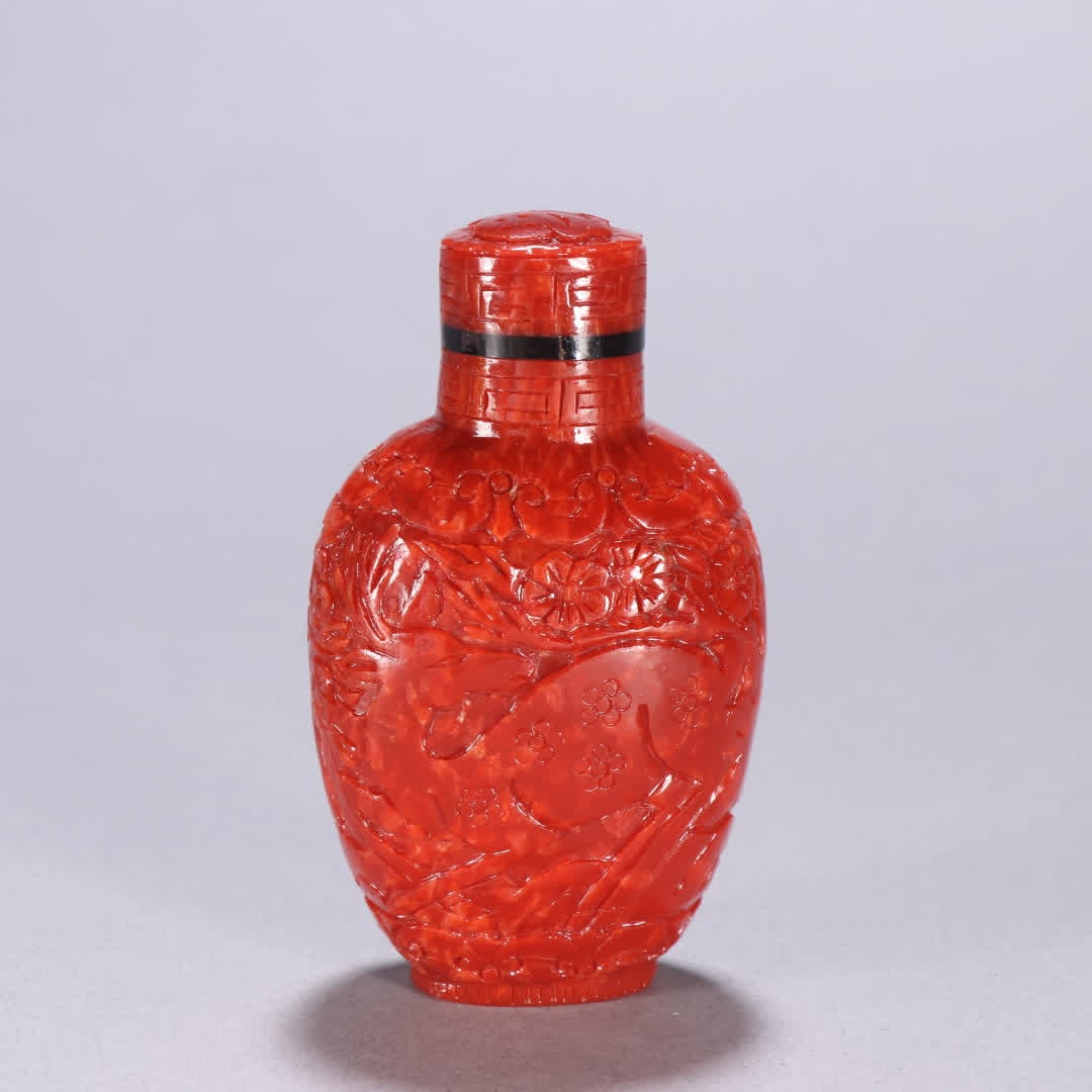 A coral sika deer pattern snuff bottle: Coral Sika Deer Pattern Snuff Bottle SIZE: H:8.3cm W:4.7cm W:111.9g (The Dimensions Of All Batches Are Manually Measured.If You Need More Detailed Information, Please Contact Our Customer Service Befo