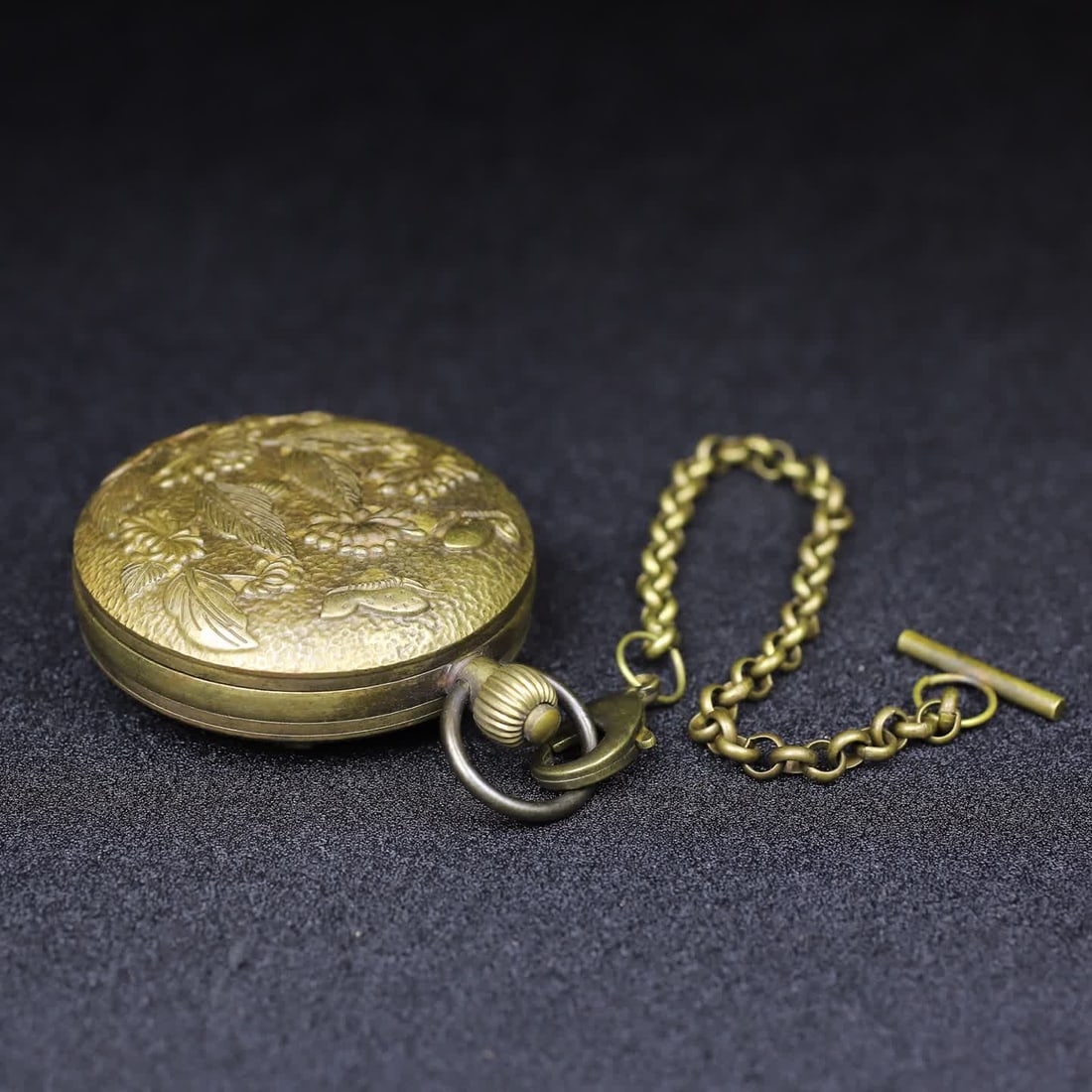 A late Qing dynasty copper case pocket watch with automatic balance wheel movement: Late Qing dynasty copper case automatic balance wheel pocket watch SIZE: D:55mm (The Dimensions Of All Batches Are Manually Measured.If You Need More Detailed Information, Please Contact Our Customer 