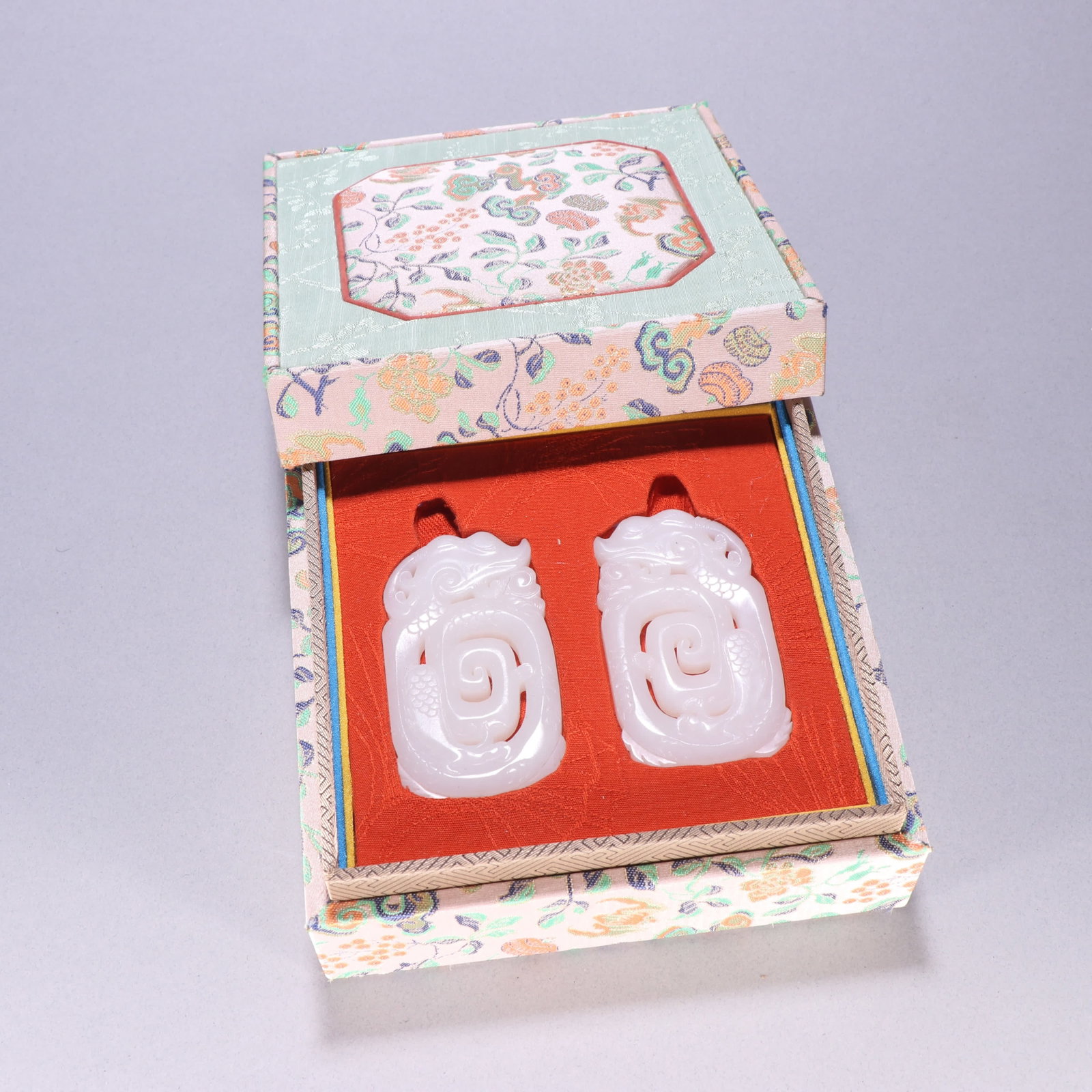 A Qing Dynasty Hetian jade dragon-patterned pendant: A pair of Hetian jade dragon-patterned pendants from the Qing Dynasty SIZE: H:7.3cm W:4cm W:47.1g (The Dimensions Of All Batches Are Manually Measured.If You Need More Detailed Information, Please Con