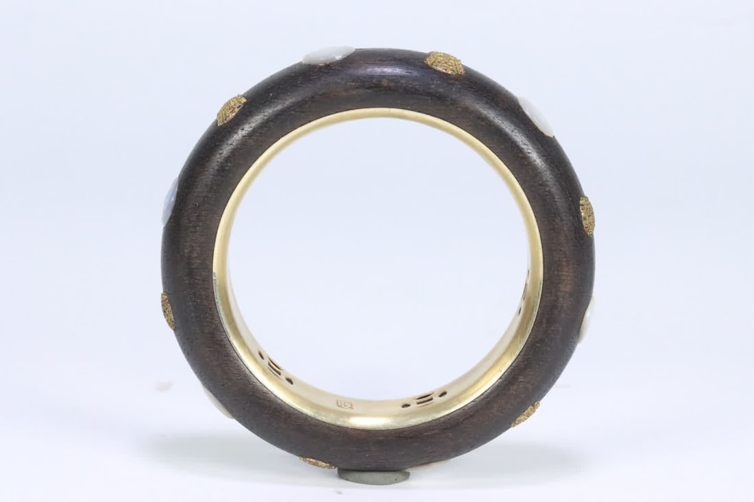 One piece is a Qing Dynasty old agarwood bracelet inlaid with silver gilt longevity character: Qing Dynasty old agarwood inlaid silver gilt longevity character pattern, mother-of-pearl inlay bracelet with round pattern SIZE: 9.0x6.1x1.9x1.5cm W:73.2g (The Dimensions Of All Batches Are Manually