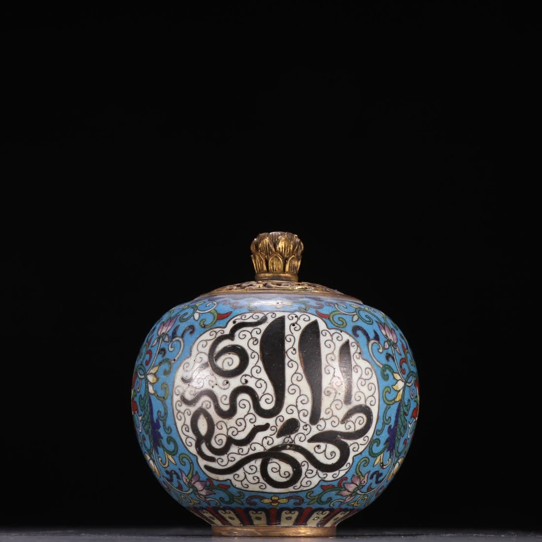 A Qing Dynasty bronze-bodied cloisonne Arwen jar: Qing Dynasty bronze-bodied cloisonne Arwen jar SIZE: H:8.8cm W:8.1cm W:336.2g (The Dimensions Of All Batches Are Manually Measured.If You Need More Detailed Information, Please Contact Our Customer