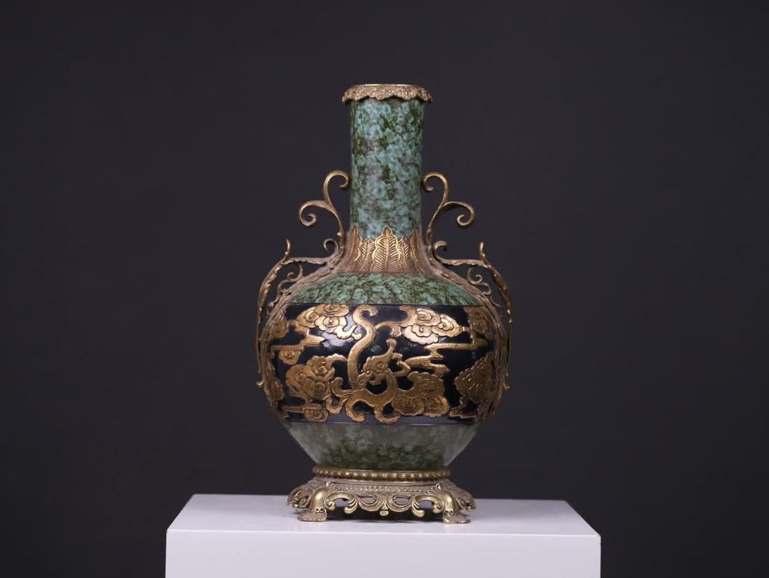 A Qing Dynasty antique bronze-glazed gilded imitation bronze porcelain vase (European copper inlay): Qing Dynasty antique bronze glaze gilded imitation bronze porcelain bottle (European copper inlay). The body is shaped like a celestial sphere, coated entirely with ancient copper glaze. The glaze is 